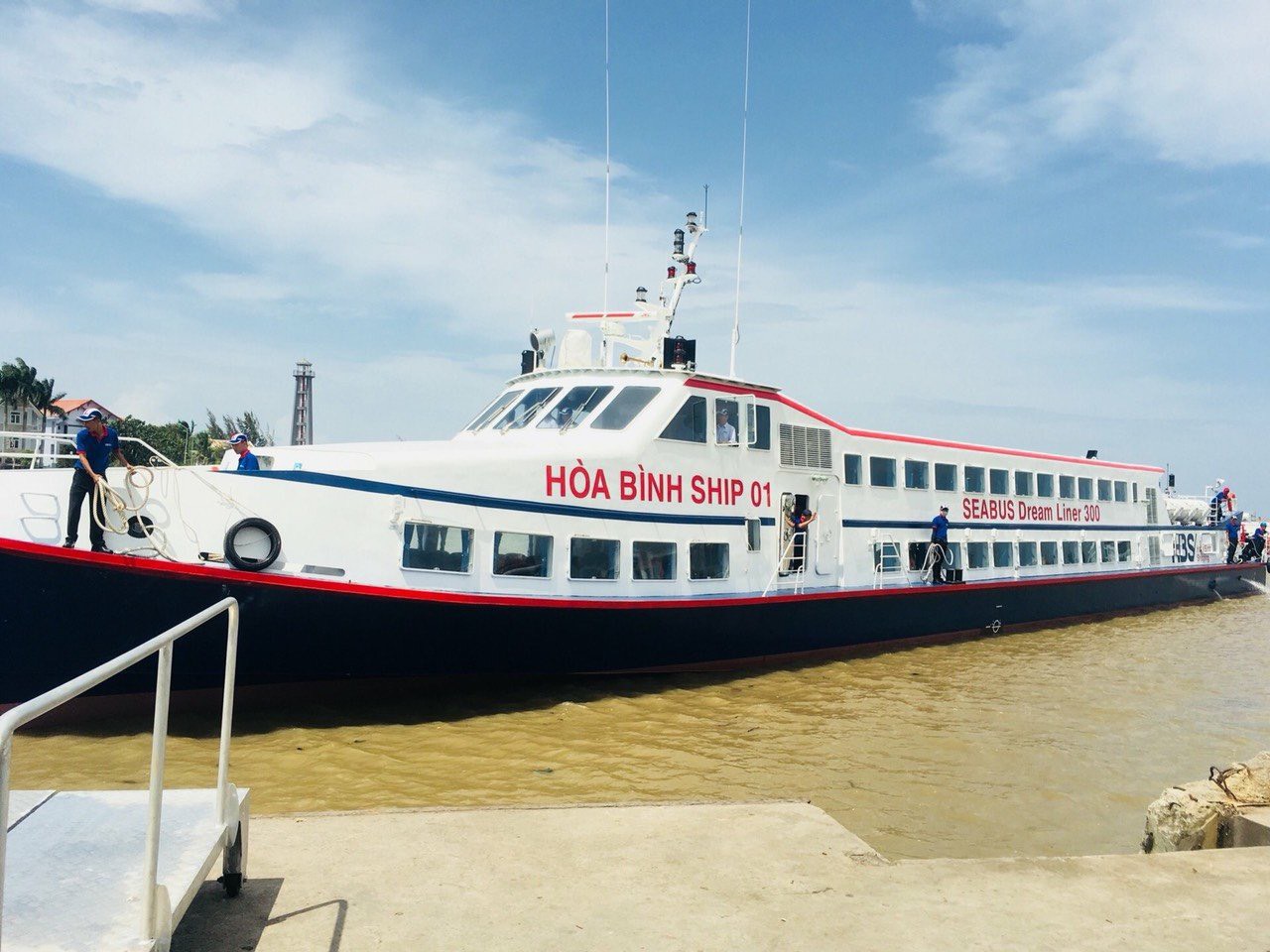 ngoai that hoa binh ship 01