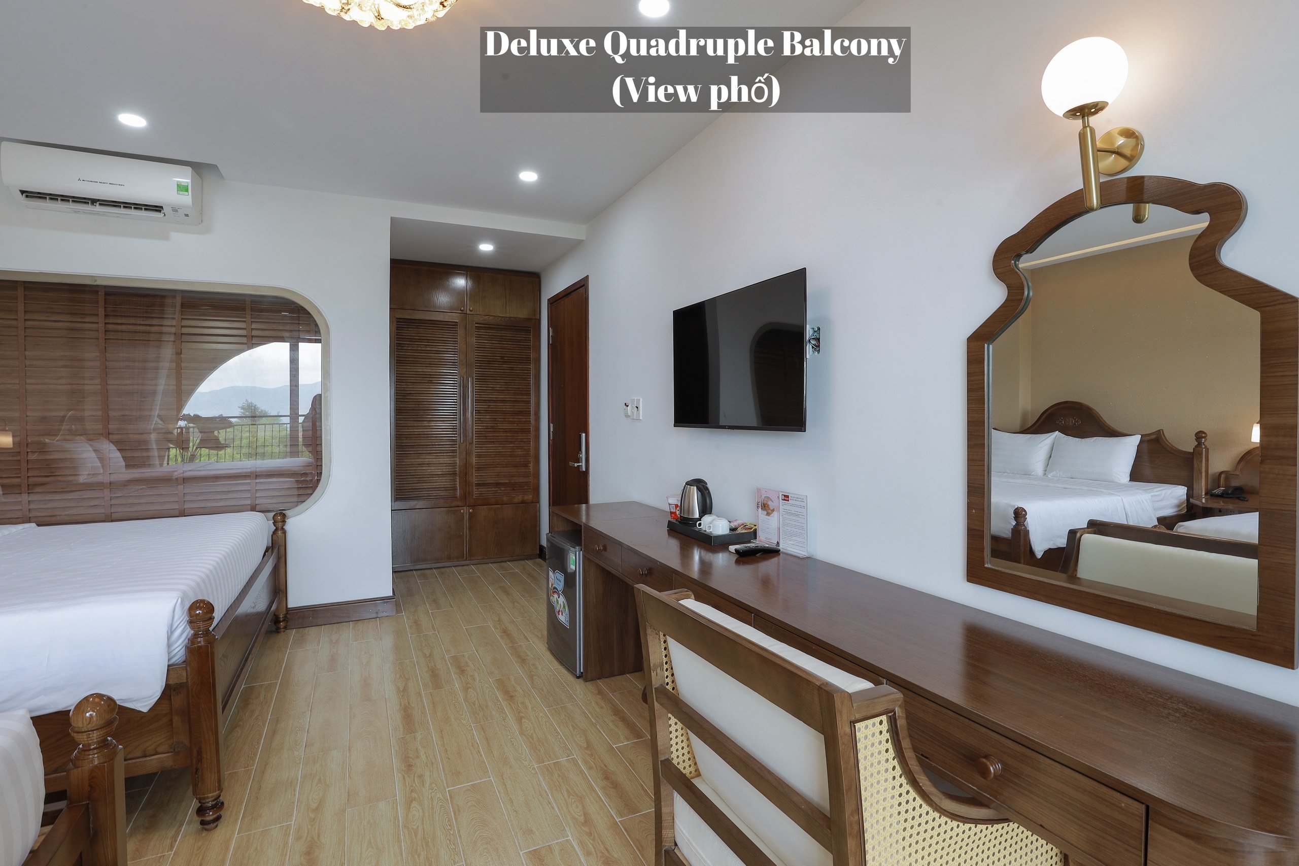 deluxe quadryple view phố