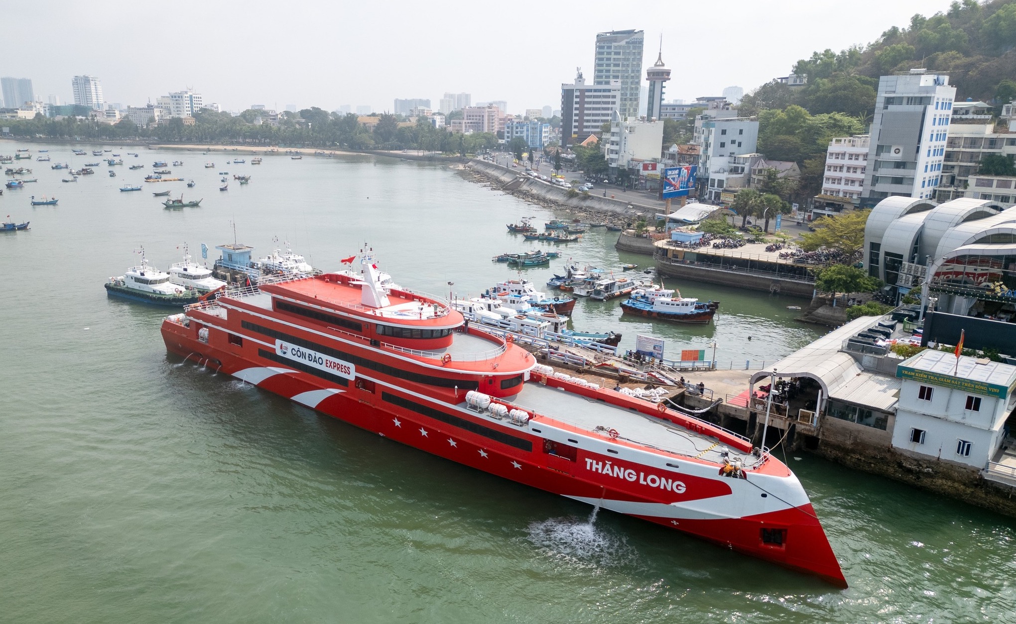 TÀU THĂNG LONG SÀI GÒN CÔN ĐẢO SỨC CHỨA TỚI 1017 KHÁCH