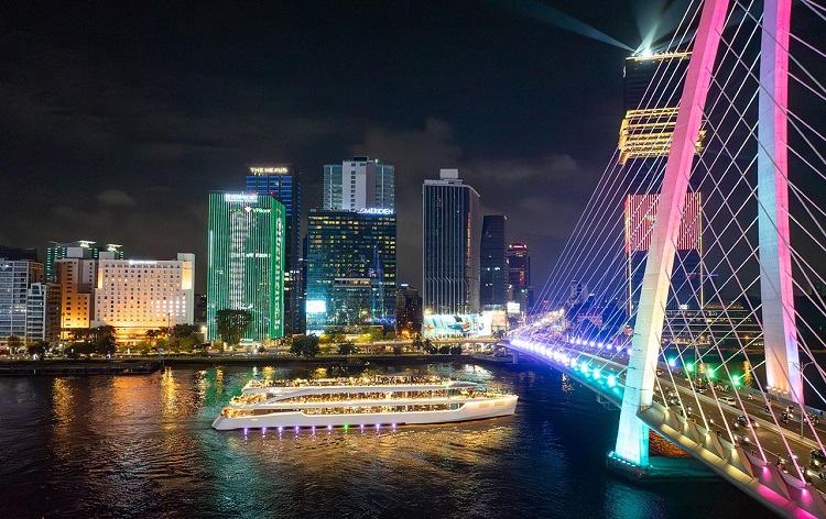 Du thuyền tổ chức sinh nhật trên sông Sài Gòn