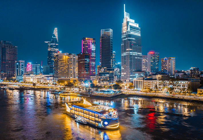 Du Thuyền Trên Sông Sài Gòn