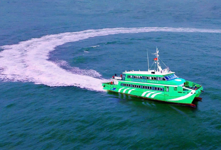 Tàu cao tốc Lightning 68